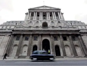  ??  ?? Η Τράπεζα της Αγγλίας ίσως μειώσει τα επιτόκια στο άμεσο μέλλον, κάτι «που σημαίνει ότι οι αποδόσεις των κρατικών ομολόγων θα φθίνουν».