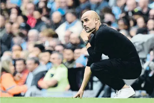  ?? Barac BloaLL A aFa ?? Pep Guardiola a la gatzoneta seguint el partit entre el seu equip, el Manchester City, i el United diumenge