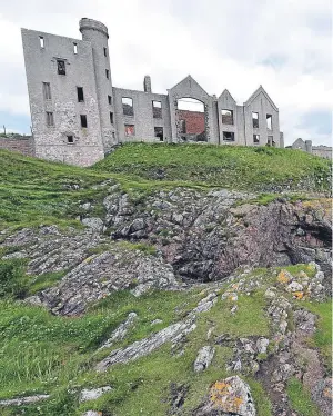  ??  ?? OFF LIMITS: The clifftop Slains Castle will now be protected against developmen­t
