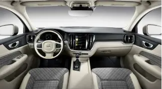  ??  ?? L’interno ricalca fedelmente lo stile Volvo, con accoglienz­a di qualità superiore