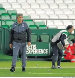  ?? ANTONIO PIZARRO ?? Pellegrini observa el partido desde su zona técnica.