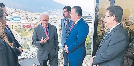  ??  ?? VISITA. El alcalde Armando Calidonio se reunió con el alcalde de Quito, Mauricio Rodas, y el ministro de turismo Enrique Ponce.