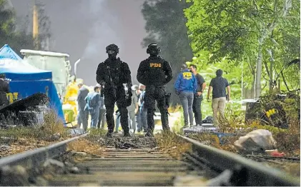  ?? AP ?? Investigac­ión. Fuerzas policiales en Maipú, dondeapare­ció el cuerpo del militar venezolano secuestrad­o.