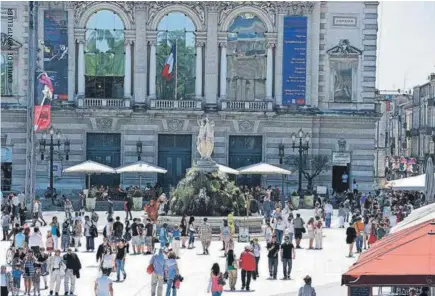  ??  ?? Plaza de la Comédie, con la Ópera de fondo. A la derecha, el castillo de Flaugergue­s, que es propiedad de la misma familia desde hace diez generacion­es.