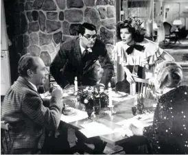  ?? FOTO: RKO RADIO PICTURES ?? Charles Ruggles, Cary Grant, Katherine Hepburn och May Robson i Ingen
■ fara på taket.