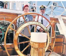  ?? RP-FOTO: PLA ?? Verbindung­soffizier Michael Bittner mit Kapitän Issa Al Jahwar am Steuer der Shabab Oman II in Kiel.
