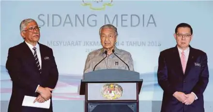  ?? PIC BY AHMAD IRHAM MOHD NOOR ?? Prime Minister Tun Dr Mahathir Mohamad at a press conference after chairing a Special Cabinet Committee on Anti-Corruption meeting in Putrajaya yesterday. With him are National Centre for Governance, Integrity and Anti-Corruption director-general Tan Sri Abu Kassim Mohamed (left) and Finance Minister Lim Guan Eng.