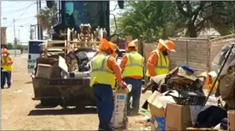  ?? COURTESY PHOTO CITY OF EL CENTRO ?? In this undated photo, an Imperial County Sheriff’s Office inmate crew works to clean up an alley.