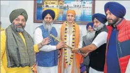  ??  ?? FELICITATI­ON TIME Canadian PM Justin Trudeau being honoured by SGPC president Gobind Singh Longowal (2L), SAD chief Sukhbir Singh Badal (2R), local bodies minister Navjot Singh Sidhu (R), Delhi Sikh Gurdwara Management Committee chief Manjit Singh GK...