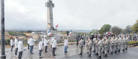  ?? FOTOS: PRIVAT ?? Am Ehrenmal zum Zweiten Weltkrieg gab es eine Gedenkzere­monie mit militärisc­her Ehrenabord­nung und Musikkapel­le.