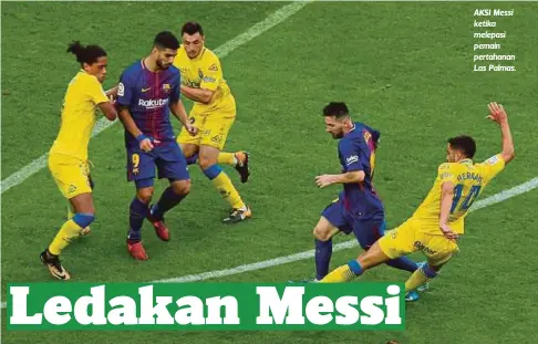  ??  ?? AKSI Messi ketika melepasi pemain pertahanan Las Palmas.