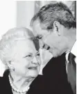  ?? FOTO: MARK_WILSON/DPA ?? Der damalige US-Präsident George W. Bush und Olivia de Havilland 2008 in Washington.