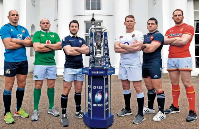  ??  ?? SÓLO LO LEVANTARÁ UNO. Los capitanes Parisse (Italia), Best (Irlanda), Laidlaw (Escocia), Hartley (Inglaterra), Guirado (Francia) y A.-W. Jones (Gales) lucharán por el trofeo.