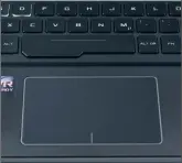  ??  ?? Das Asus ROG hat nicht nur ein großes Touchpad, sondern auch eine riesige Leer-Taste zu bieten.