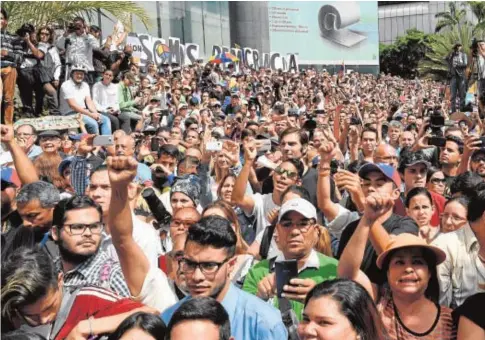  ?? AFP ?? Cientos de personas participan en el cabildo abierto convocado por la Asamblea en Caracas