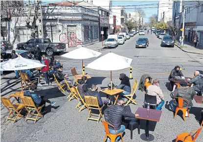  ?? MAURO V. RIZZI ?? Mesas en calles y avenidas: así visibiliza­ron el reclamo los bares y restaurant­es