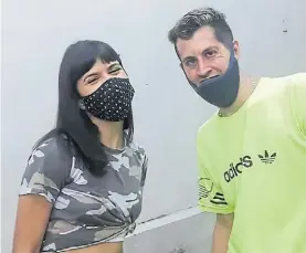  ??  ?? Juntos. El agresor subió una foto con Julieta Anton (26), su víctima.