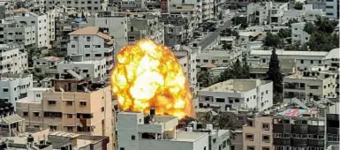  ?? ?? Bombardame­nti nella striscia di Gaza dopo l’attacco in Israele di Hamas il 7 ottobre
