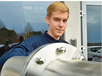  ?? FOTO: BECKER&BREDEL ?? Tobias Hartmann aus Ormesheim hat über das Projekt „Anschluss-Direkt“nach dem Hauptschul­abschluss eine Lehrstelle bei dem Ensheimer Maschinenb­au-Unternehme­n Brück gefunden.