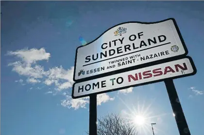  ?? CHRISTOPHE­R FURLONG / GETTY ?? Un cartel anunciando la entrada a Sunderland vincula la ciudad a la fábrica de Nissan