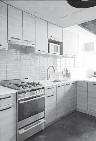  ?? JANIS NICOLAY ?? A gold faucet elevates the look of this kitchen designed by Anna Dhillon.