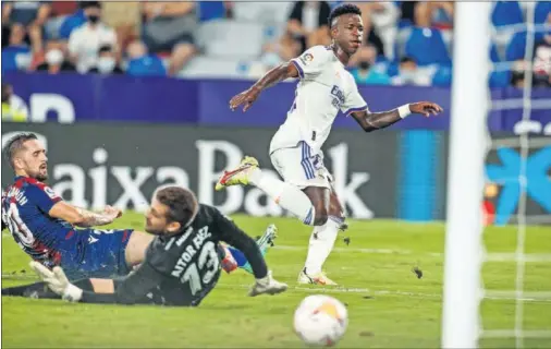  ??  ?? Así anotó Vinicius el primero de sus dos goles ante el Levante en el Ciutat de Valencia, en la noche del pasado domingo.