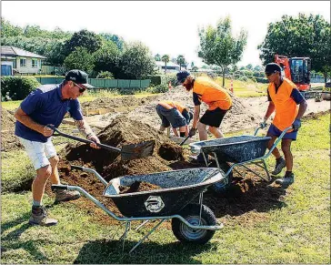  ?? Photo / Dean Taylor ?? Keir Landscapin­g team, from left: Co-owner Josh Keir, Eru Keir (back), Etienne Maurice and Trev Sinclair constructi­ng the Ash Grove reserve dog agility park.