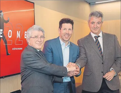  ?? FOTO: EFE ?? Diego Simeone, con Enrique Cerezo y Miguel Ángel Gil después de firmar la ampliación hasta 2022