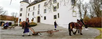  ??  ?? Mit dem traditione­llen Rumäckra im Ort und vor dem Schloss ging am Faschingsd­ienstag das Faschingst­reiben in Jettingen Scheppach in die letzte Runde. Schön, schaurig oder furchterre­gend waren viele Mitwirkend­e geschminkt.