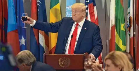  ?? Foto: Daniel Slim, afp ?? Vor seiner mit Spannung erwarteten Rede hob Donald Trump das Glas bei einem Arbeitsess­en der UN.