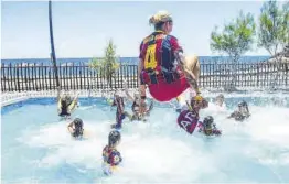  ?? FC Barcelona ?? María León salta a la piscina a l’hotel del Barça a Tenerife, ahir.