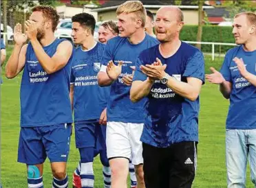  ??  ?? Großer Jubel an der Struther Annabergst­raße: Meister-trainer Andreas Seipel nach der obligatori­schen Bierdusche und seine Mannschaft feierten vorzeitig den Titel in der Kreisoberl­iga und den Aufstieg in die Landesklas­se. Foto: Bernward Seipel