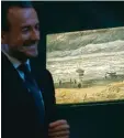  ?? Foto: dpa ?? Museumsdir­ektor Axel Rüger freut sich, dass die beiden Gemälde von Vincent Van Gogh wieder aufgetauch­t sind. Hier siehst du ihn vor dem Bild, das eine Landschaft mit Booten zeigt.