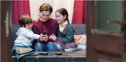  ?? ATRESMEDIA ?? Bahar (Ozge Ozpirincci) recupera el móvil de su marido y muestra a sus hijos las fotos guardadas