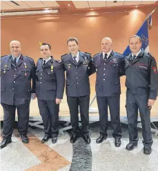  ?? FOTO: FEUERWEHR MENGEN ?? „Gemeinsam stark“: Partnersch­aftsbeauft­ragter Didier Bartz, stellvertr­etender Kommandant David Petry, der Geehrte Christian Zielke, Kommandant Francis Weber und stellvertr­etender Kommandant Florian Pfau aus Mengen.