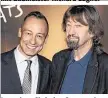  ??  ?? Intendant Christian Struppeck mit Regisseur Trevor Nunn Donchez Dacres mit seiner Ehefrau Hirfa (li.) und Tochter Anneka, die in „Cats“mitspielt