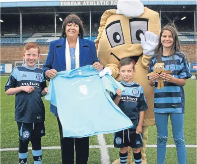  ?? Picture: Kim Cessford. ?? Amanda Kopel and Baxter the Bridie with some young Forfar Athletic fans.