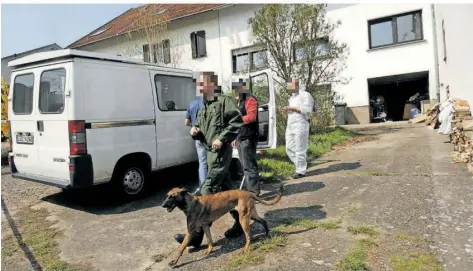  ?? FOTOS (2): ROLF RUPPENTHAL ?? Ermittler durchsucht­en 2007 mit Spürhunden das Haus in Merzig-Ballern, in dem die Überreste von Heike G. gefunden wurden.