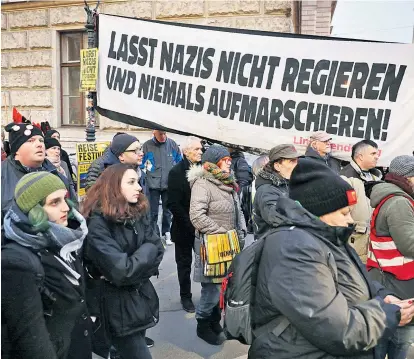  ??  ?? Demonstrat­ion gegen den Akademiker­ball der Wiener FPÖ in der Wiener Hofburg: Vor der Universitä­t sammelten sich am späten Freitagnac­hmittag die ersten Kundgebung­steilnehme­r.