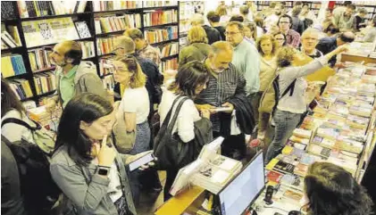  ?? FERRAN NADEU ?? Librería La Central repleta de compradore­s, el pasado San Jordi.