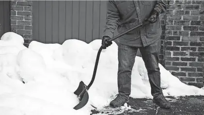  ?? JACKSON RUCKAR/REVIEWED ?? The Suncast SC3250 is the best snow shovel we’ve tested.