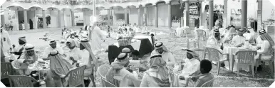  ??  ?? حضور حفلة إفطار صائم التي نظمتها جمعية البر في غابة رغدان. (عكاظ)