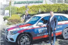  ?? FOTO: DIK ?? Der Lindauer Hausarzt Dr. Hans-Jochen Hesseln (links) wird im Bereitscha­ftsdienst auch mit dem Auto unterwegs sein, um Hausbesuch­e zu machen. Dafür stehen spezielle Autos bereit und Fahrer des Roten Kreuzes, zu denen Dietmar Schenk gehört.