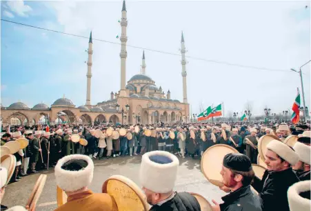  ??  ?? Τσετσένοι παίρνουν μέρος σε θρησκευτικ­ή τελετή των Σούφι, έξω από τέμενος στο κέντρο του Γκρόσνι.