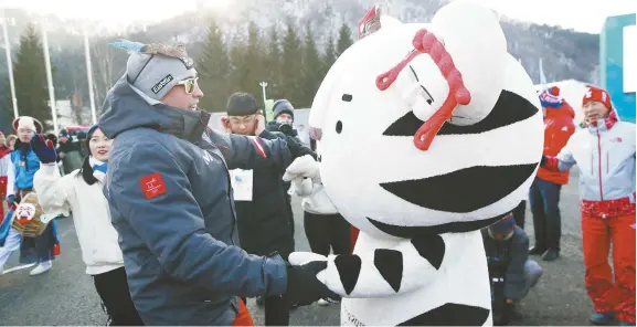  ??  ?? Le menace du neurovirus n’empêche pas Sud-Coréens et touristes de s’amuser à l’approche des Jeux olympiques. - Associated Press