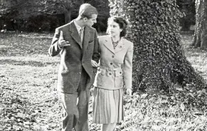  ??  ?? A Royal Collection photograph shows Princess Elizabeth and the Duke of Edinburgh on their honeymoon, November 1947.