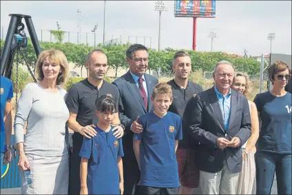  ?? FOTO: PEP MORATA ?? Foto de familia Danny Cruyff, Iniesta, Bartomeu, Deulofeu, el alcade de Sant Joan Despí y las dos hijas de Johan, en el acto de ayer