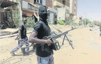  ?? El Tayeb Siddig / Reuters ?? Un soldado de las fuerzas armadas de Sudán en las calles de Omdurman, junto a la capital Jartum