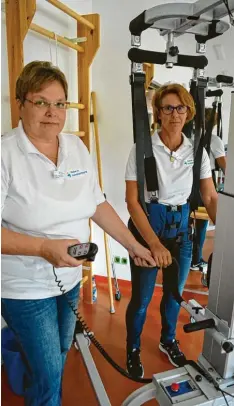  ?? Fotos: Angela Häusler ?? Das Gerät trägt das Körpergewi­cht: Die Fachfrauen Bettina Wiedemann (links) und Stefanie Fetzer zeigen, wie Patienten hier das Laufen lernen.