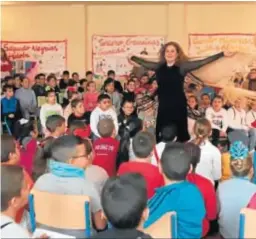  ?? ERASMO FENOY ?? Mónika Bellido hipnotiza a los niños del CEIP Alfonso XI.